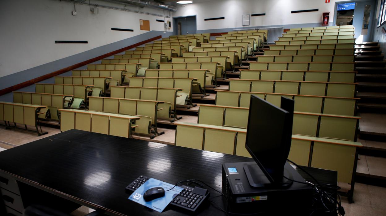 Una facultad de la UB, sin estudiantes ni profesores durante la pandemia