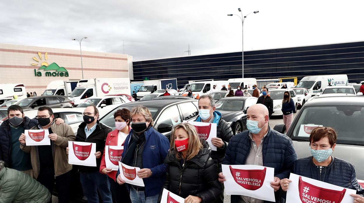 Los hosteleros se concentran contra el cierrre de este sector al que se dedican 18.000 personas.