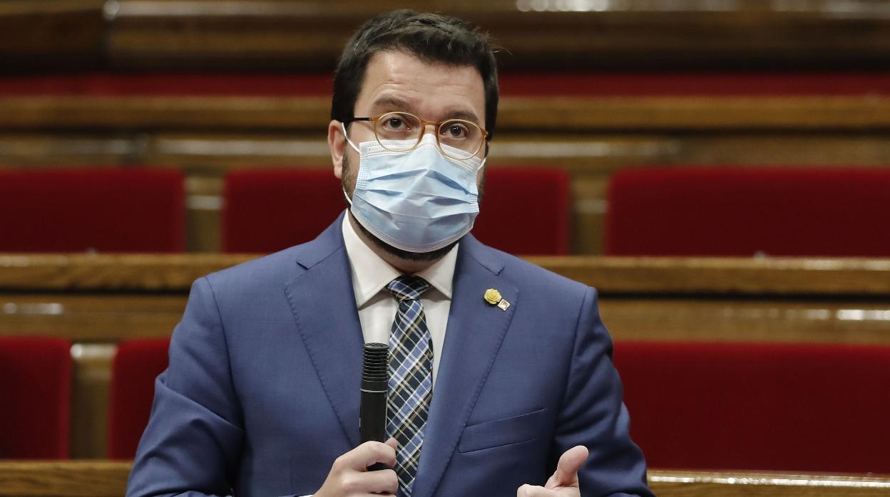 El presidente interino del Govern, Pere Aragonès, interviene en el pleno del Parlament