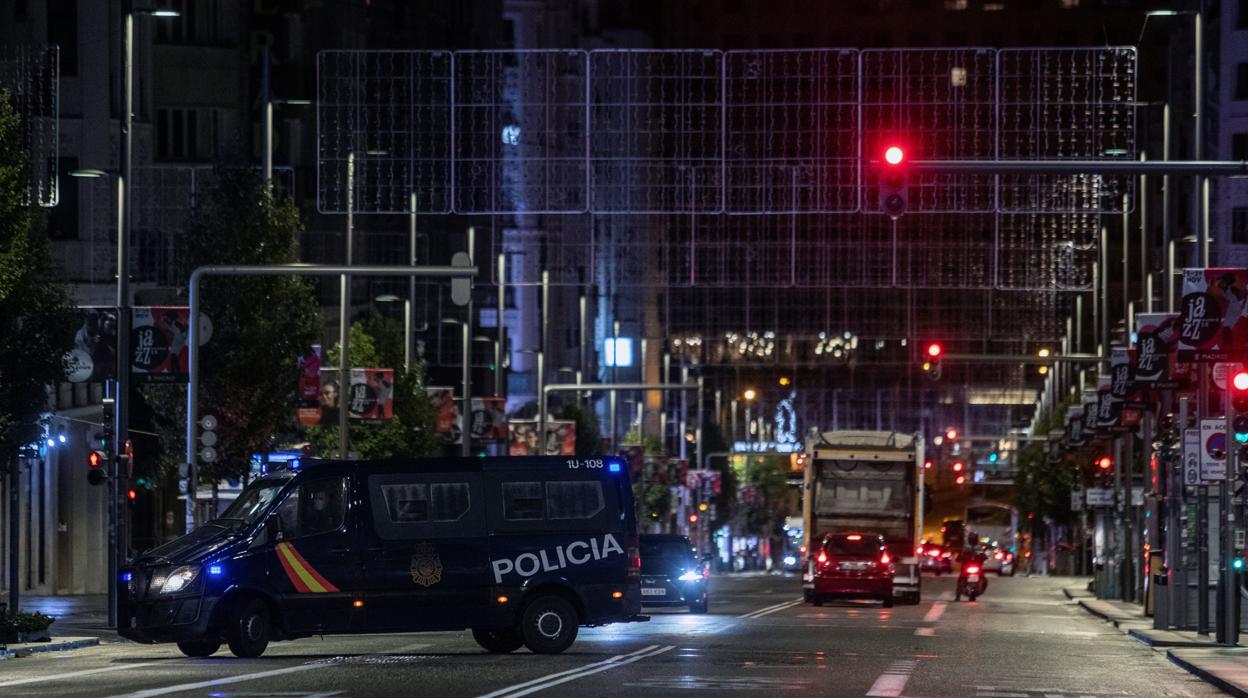 Un furgón policial en la Gran Vía madrileña la noche del domingo