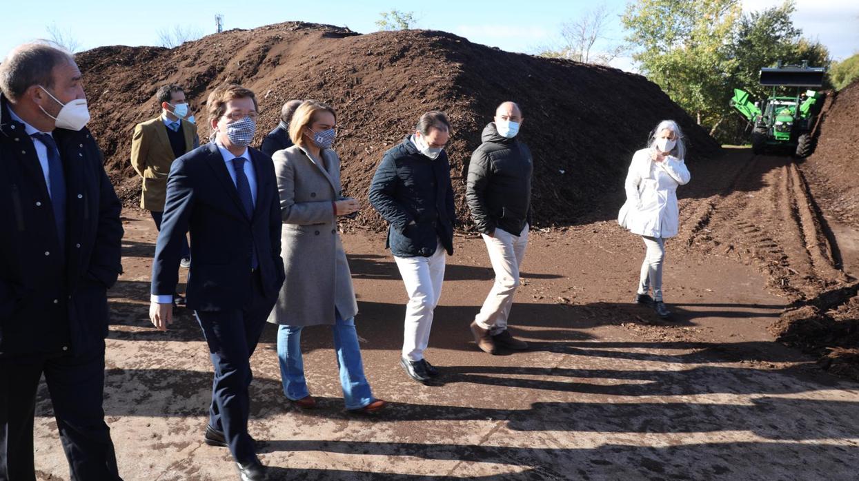 El alcalde de Madrid, José Luis Martínez-Almeida, acude junto al delegado de Medio Ambiente, Borja Carabante, a la planta de compostaje donde reutilizan las hojas para abono de los parques