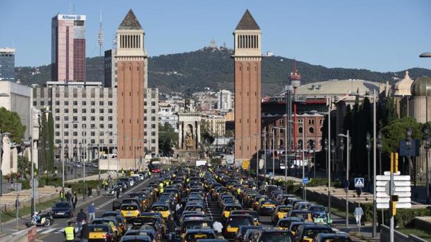 El sector del taxi marcha por las calles de Barcelona para pedir ayudas directas y moratorias