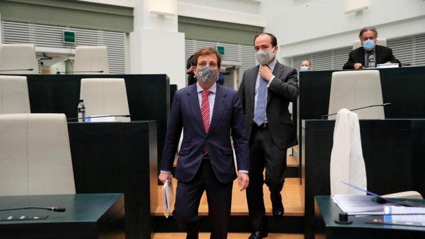 Vox toma distancia con el PP y se alinea con la izquierda en 9 propuestas en el pleno de Madrid