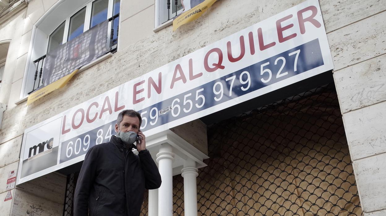 Los locales cerrados, uno de los más visibles indicadores del desplome económico. En la imagen, establecimiento clausurado en una céntrica calle de Zaragoza