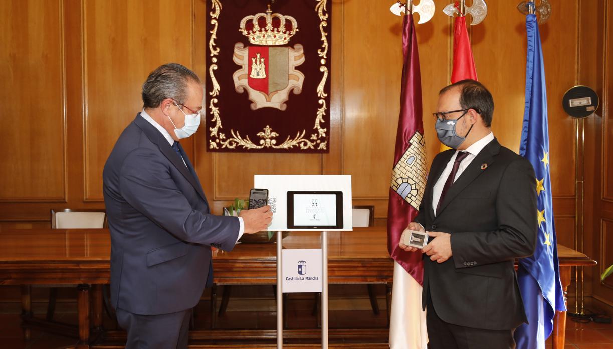 El consejero de Hacienda hace entrega este martes de los presupuestos al presidentes de las Cortes regionales