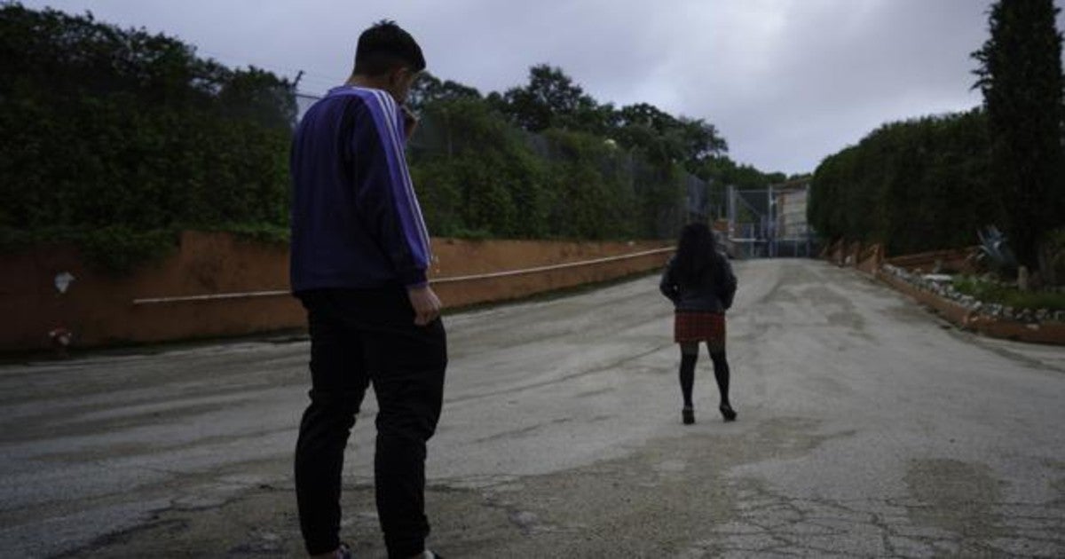 En primer plano, un adolescente en una imagen de archivo