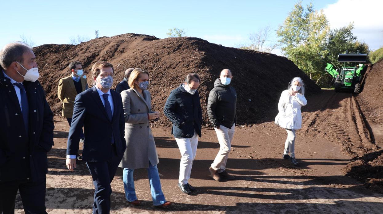 El alcalde de Madrid, José Luis Martínez-Almeida, visita la planta de compostaje junto al delegado de Medio Ambiente y Movilidad, Borja Carabante