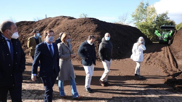 Madrid transforma 3 millones de kilos de hojas en abono para los 3.000 parques tras la campaña de recogida