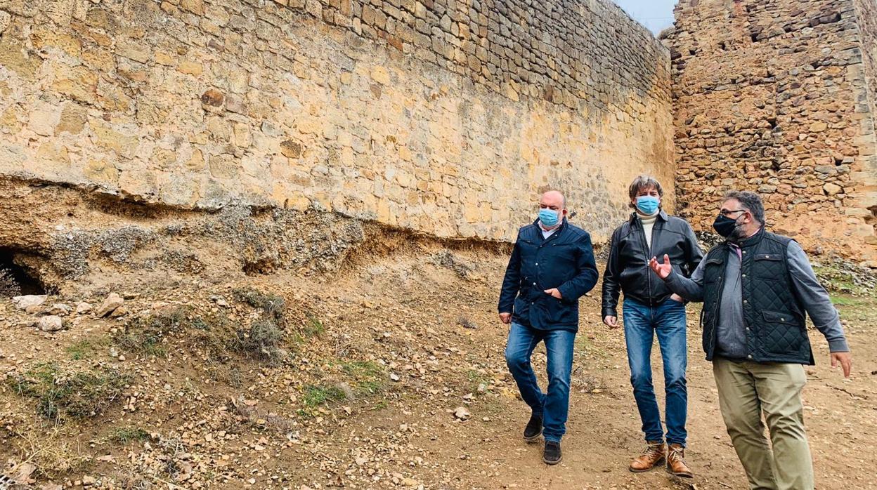 El alcalde de Soria, Carlos Martínez, visita las obras de recuperación de la muralla de la ciudad