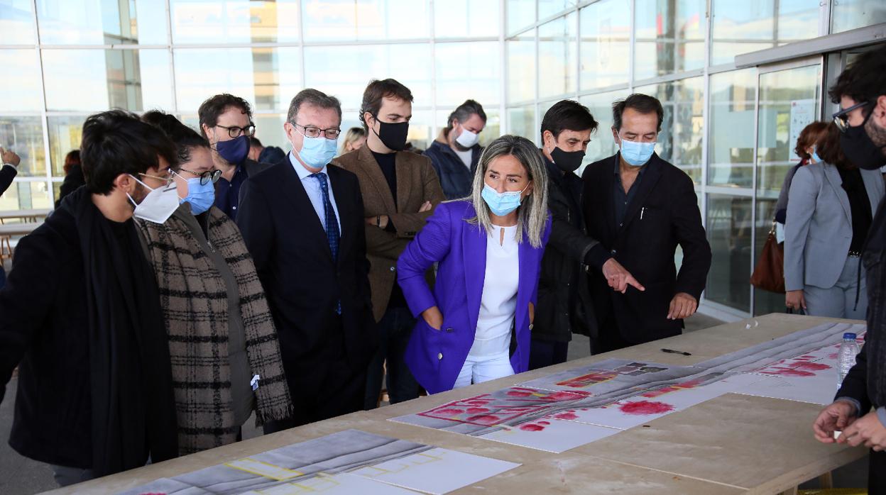 La alcaldesa de Toledo, Milagros Tolón, ha visitado este martes las instalaciones que Arquitectura tiene en Toletvm