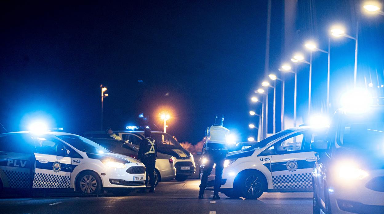 Imagen de agentes de la Policía Local de Valencia en la primera noche del toque de queda