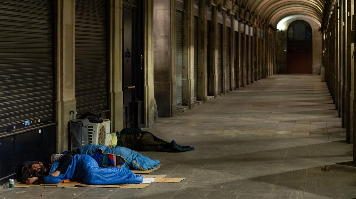 Una persona sin hogar en el centro de Barcelona, la pasada madrugada