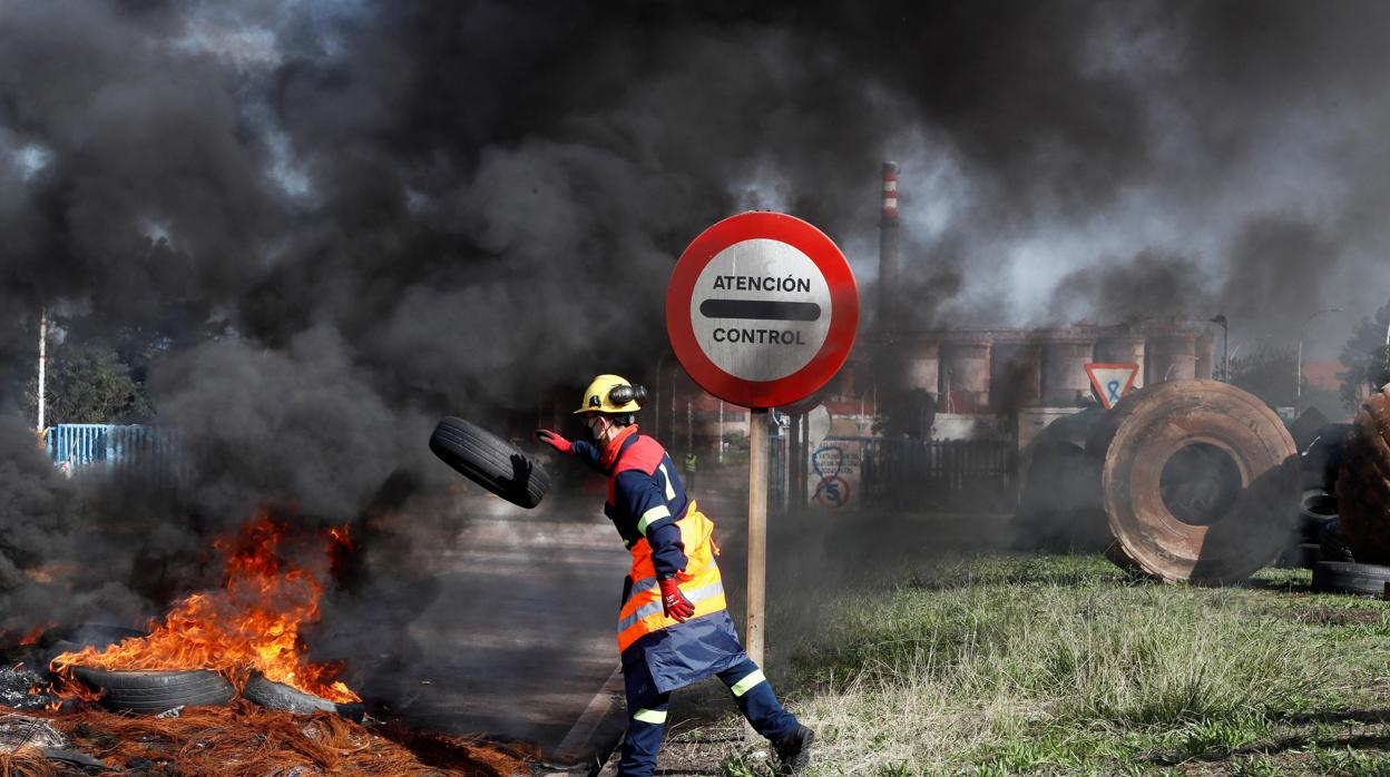 Varios neumáticos arden este miércoles a las puertas de la fábrica de Alcoa en San Cibrao