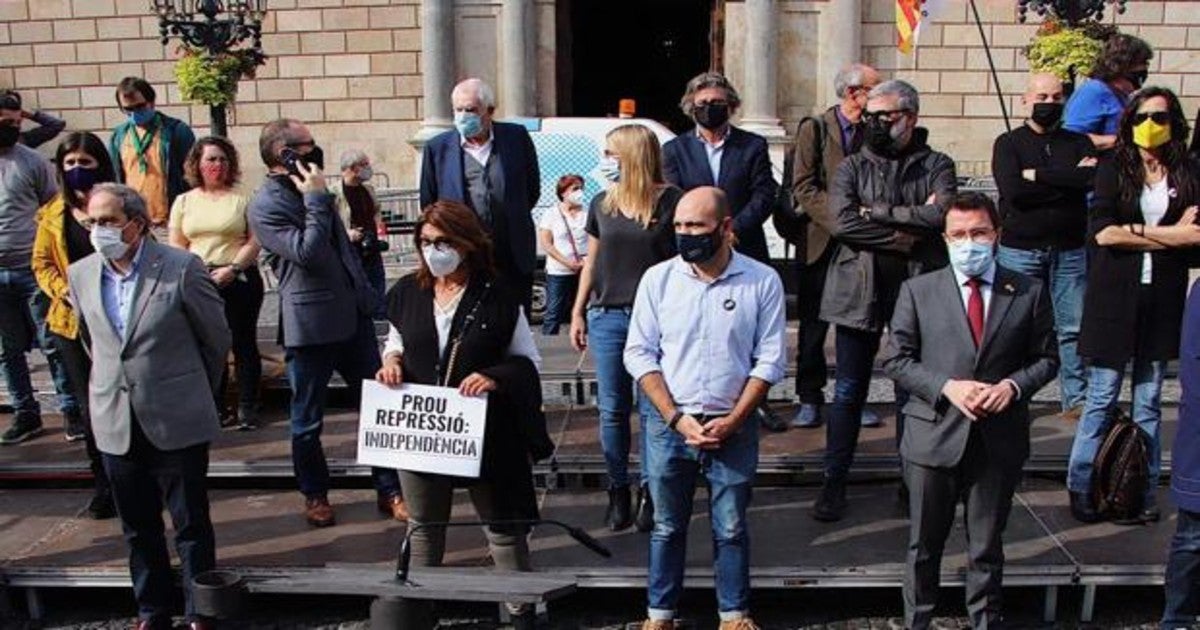 Dirigentes independentistas en la concentración de plaza Sant Jaume