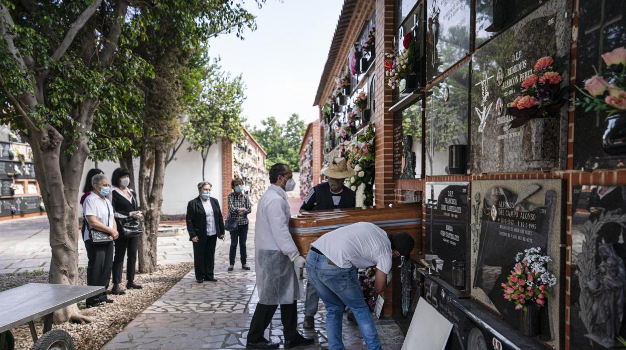 Imagen de archivo de un entierro en el cementerio parroquial de Benimaclet (Valencia)