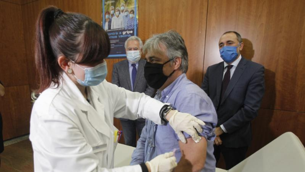 Una campaña de vacunación de la gripe fundamental, de récord y con solo algún «problema puntual» en menores de 65