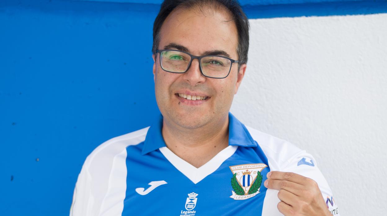 El alcalde de Leganés, Santiago Llorente (PSOE), posa con la camiseta del equipo de la ciudad