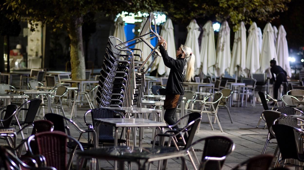 Un establecimiento recoge la terraza el pasado sábado en Valladolid, primer día del toque de queda