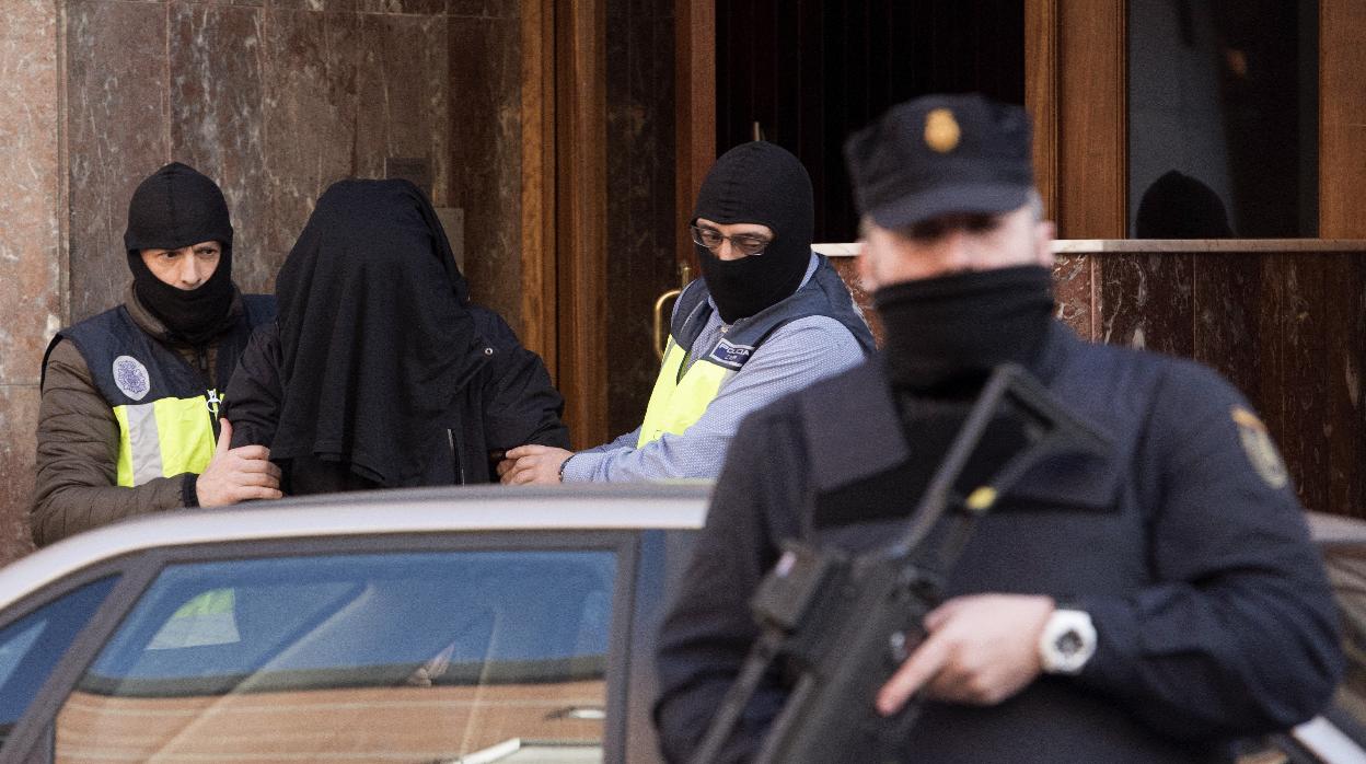 Imagen de archivo de una operación de la Policía contra el yihadismo en Vitoria