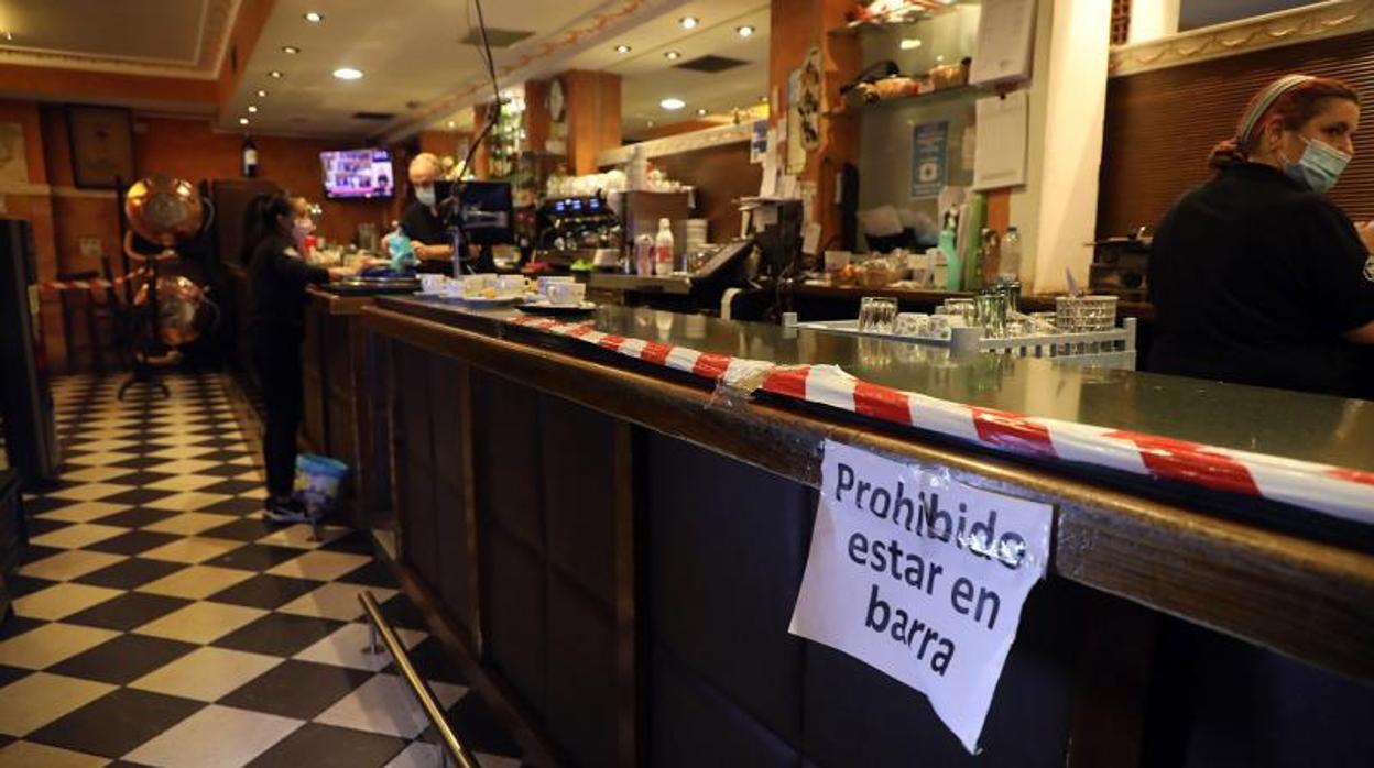 Prohibición de utilizar la barra de un bar de Santiago, por las restricciones ante el Covid