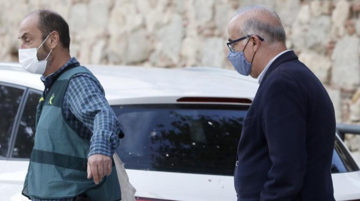 Agentes de la Guardia Civil acompañan al alcalde de Cabrera de Mar, Jordi Mir, tras ser detenido el miércoles