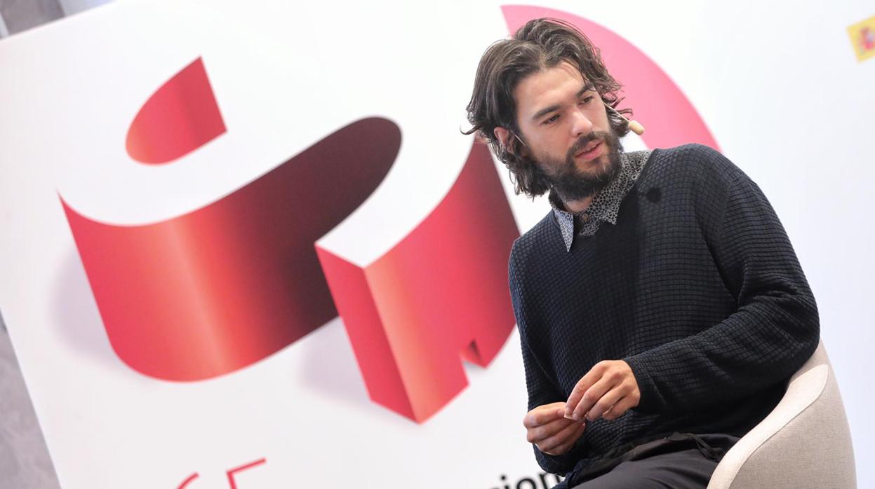 Óliver Laxe, durante la charla magistral en la Seminci