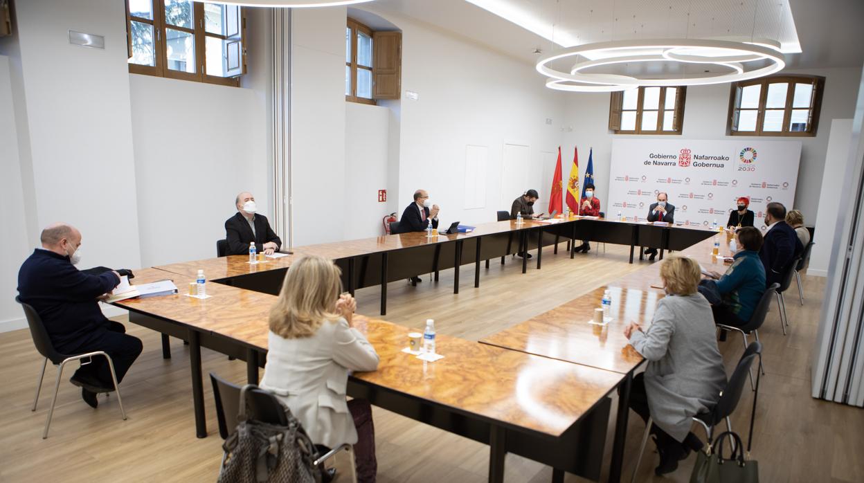 Gobierno y hosteleros se reunieron ayer para estudiar medidas a favor de este sector cerrado por el Ejecutivo.