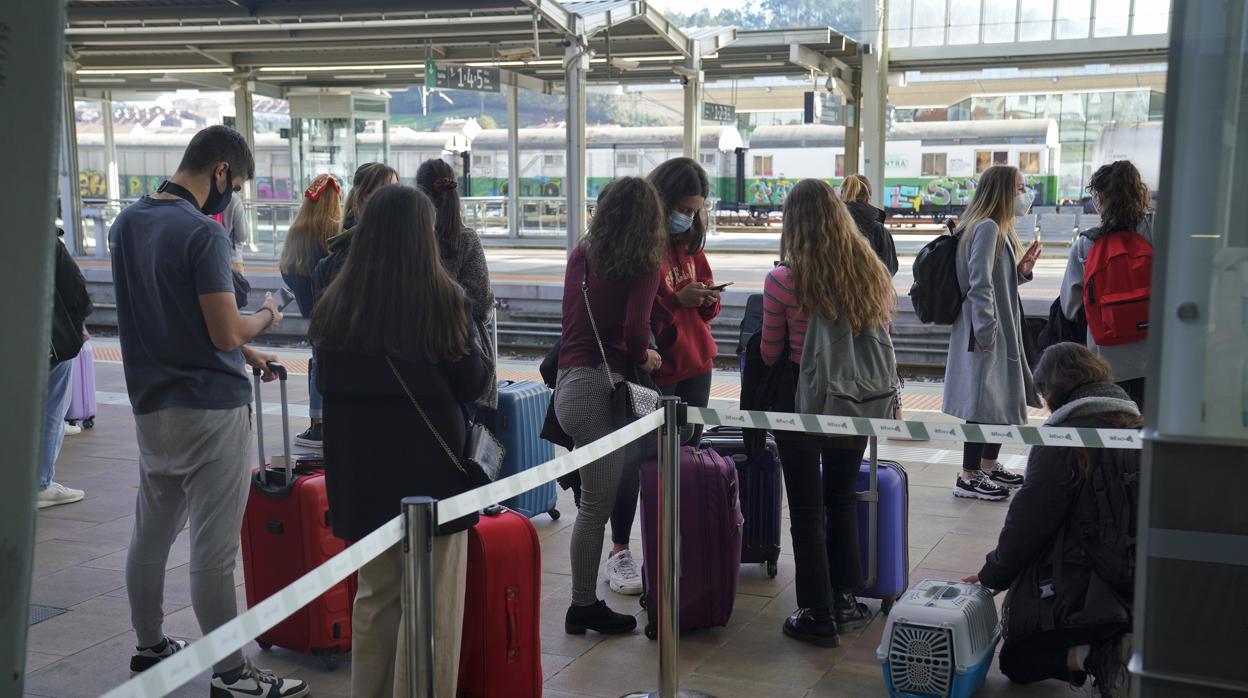 Viajeros en la estación de tren de Santiago esperando para volver a sus casas