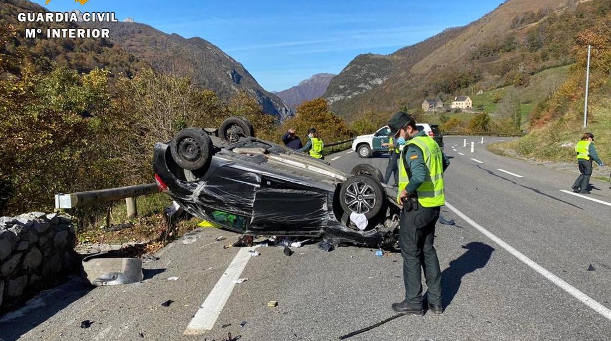 Estado en que quedó el vehículo en el que viajaban los fugados, cargado con 7,5 kilos de marihuana