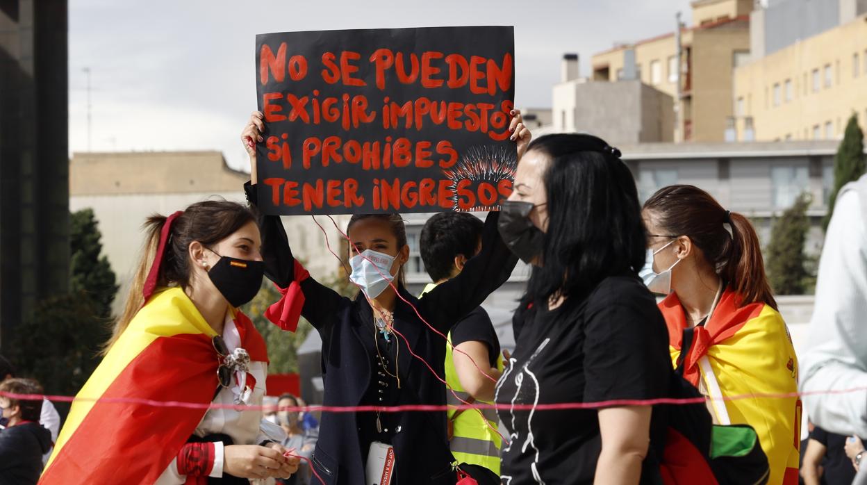 Manifestantes en una reciente protesta del sector de la hostelería en Zaragoza, por las restricciones impuestas por las autoridades autonómicas y el estado de alarma