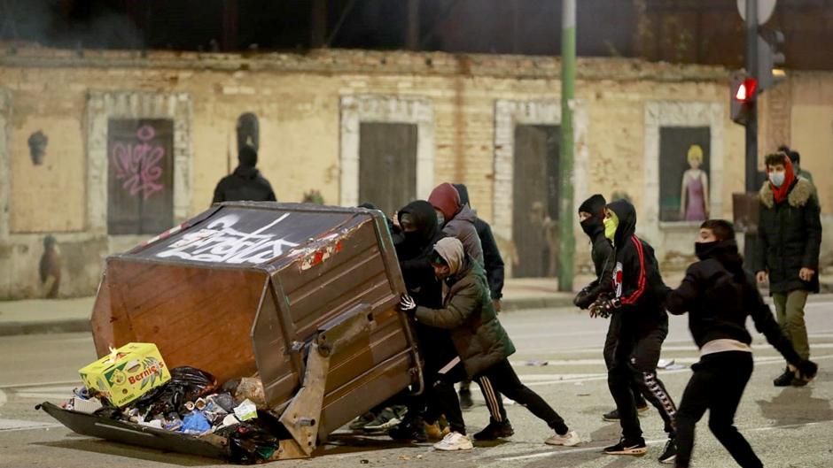 Vídeo | Así ha sido la violenta concentración en Burgos para protestar contra la medidas sanitarias