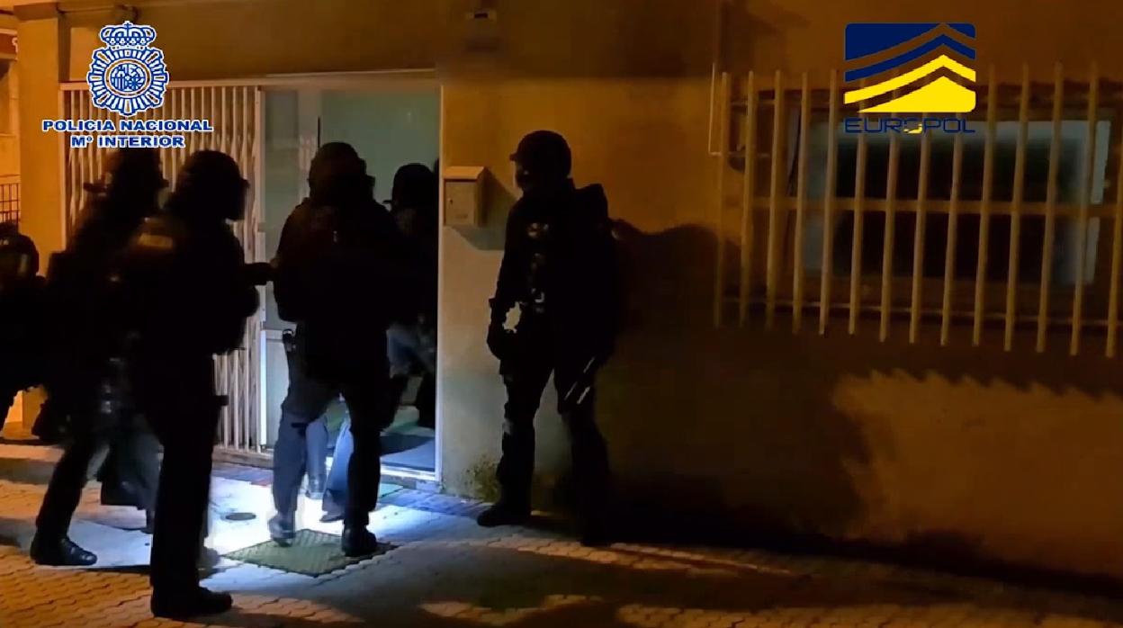 Momento en el que la Policía entra en la asociación cultural del líder de la célula