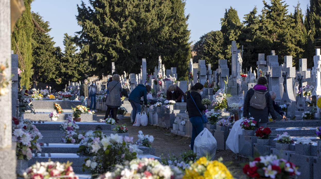 Víspera de Todos los Santos en el cementerio de Ávila