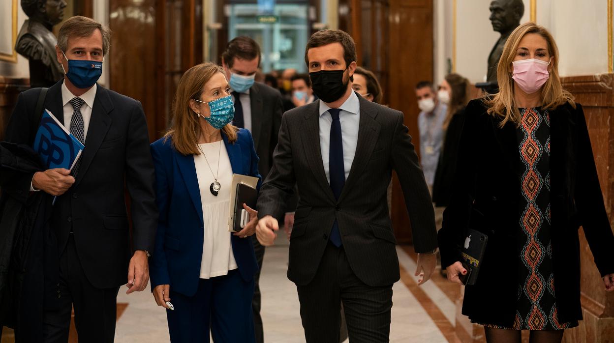 Pablo Casado, con Ana Pastor, Ana Beltrán y Antonio González Terol, en el Congreso