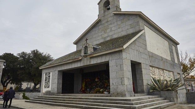 La tumba de Franco amanece decorada con flores y banderas por el Día de Todos los Santos