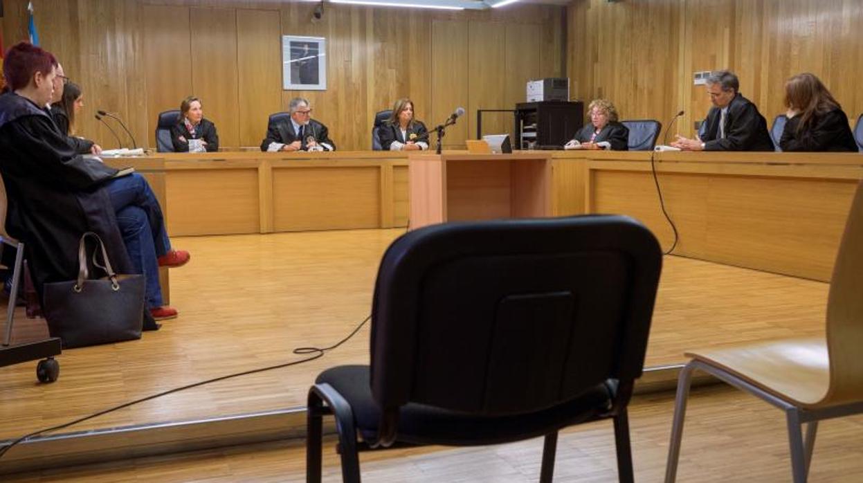 Sala de un tribunal antes de un juicio, en una imagen de archivo