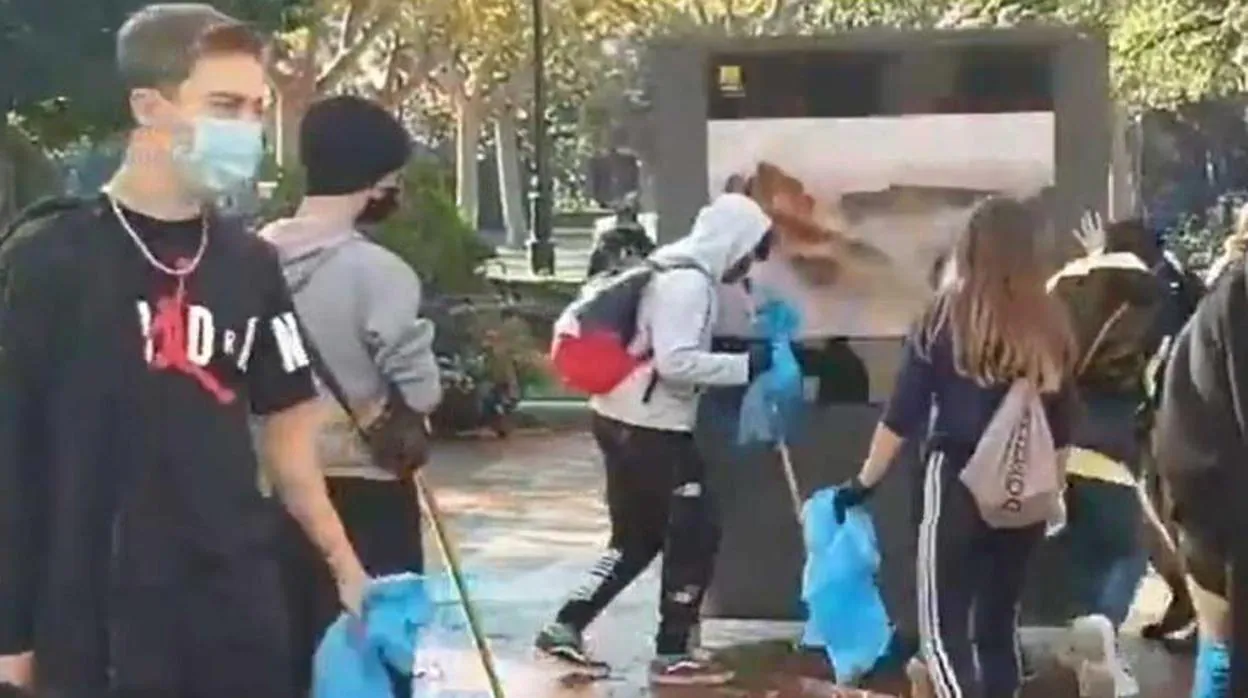 Mira en el vídeo cómo unos jóvenes recogen los destrozos de las algaradas