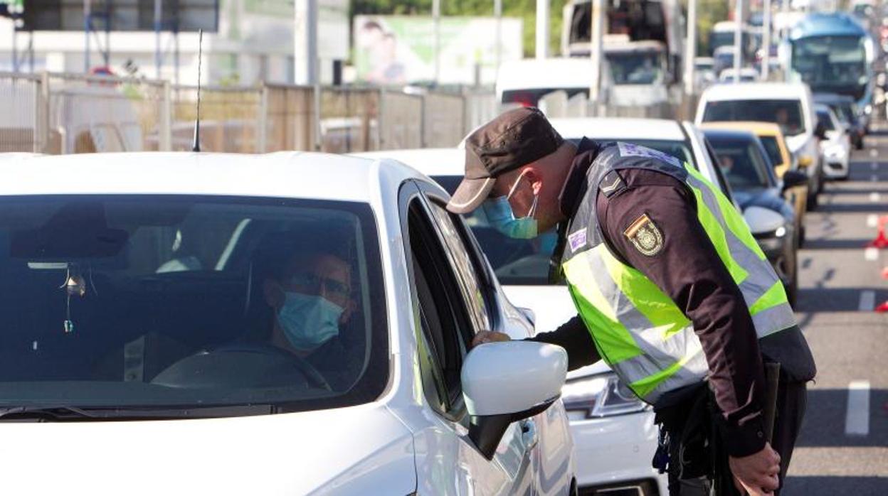 Control policial en Vigo, el pasado viernes, por las nuevas restricciones frente al Covid