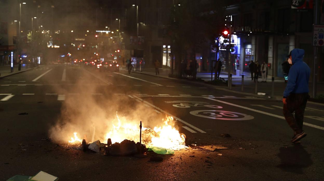 La policía disuelve a manifestantes que intentan cortar la Gran Vía en Madrid