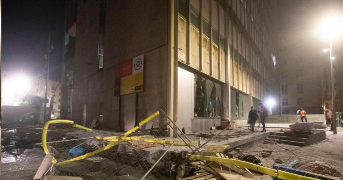 Edificio del Ayuntamiento de Barcelona atacado anoche por grupos de okupas