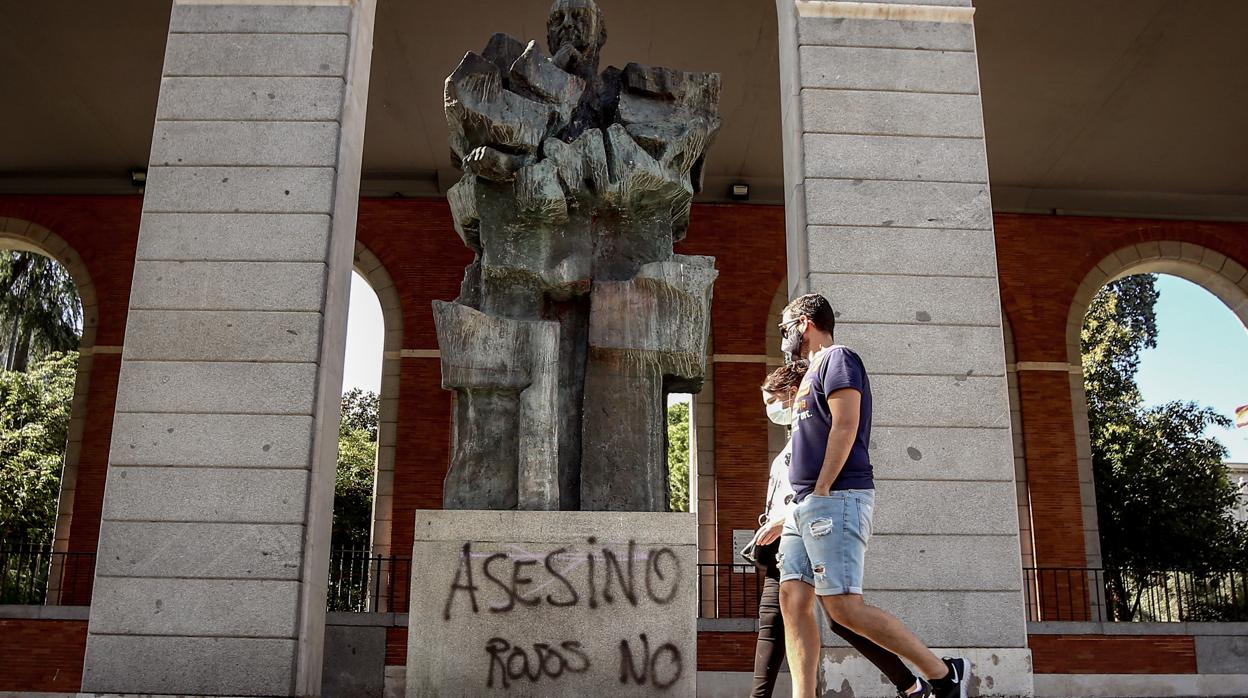 Estatua de Largo Caballero en Nuevos Ministerios (Madrid), cuando fue vandalizada el pasado 10 de octubre