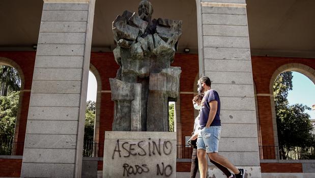 Nuevas pintadas en las estatuas de Prieto y Largo Caballero en Madrid