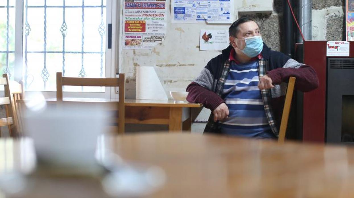 Un cliente en el Bar Colmado O Mosquero en Vedra