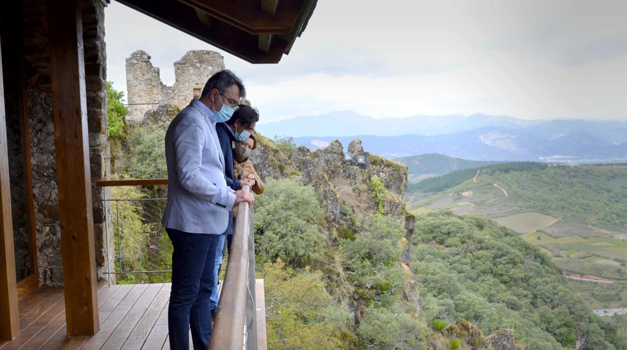 Majo en su visita este lunes al Castillo de Cornatel