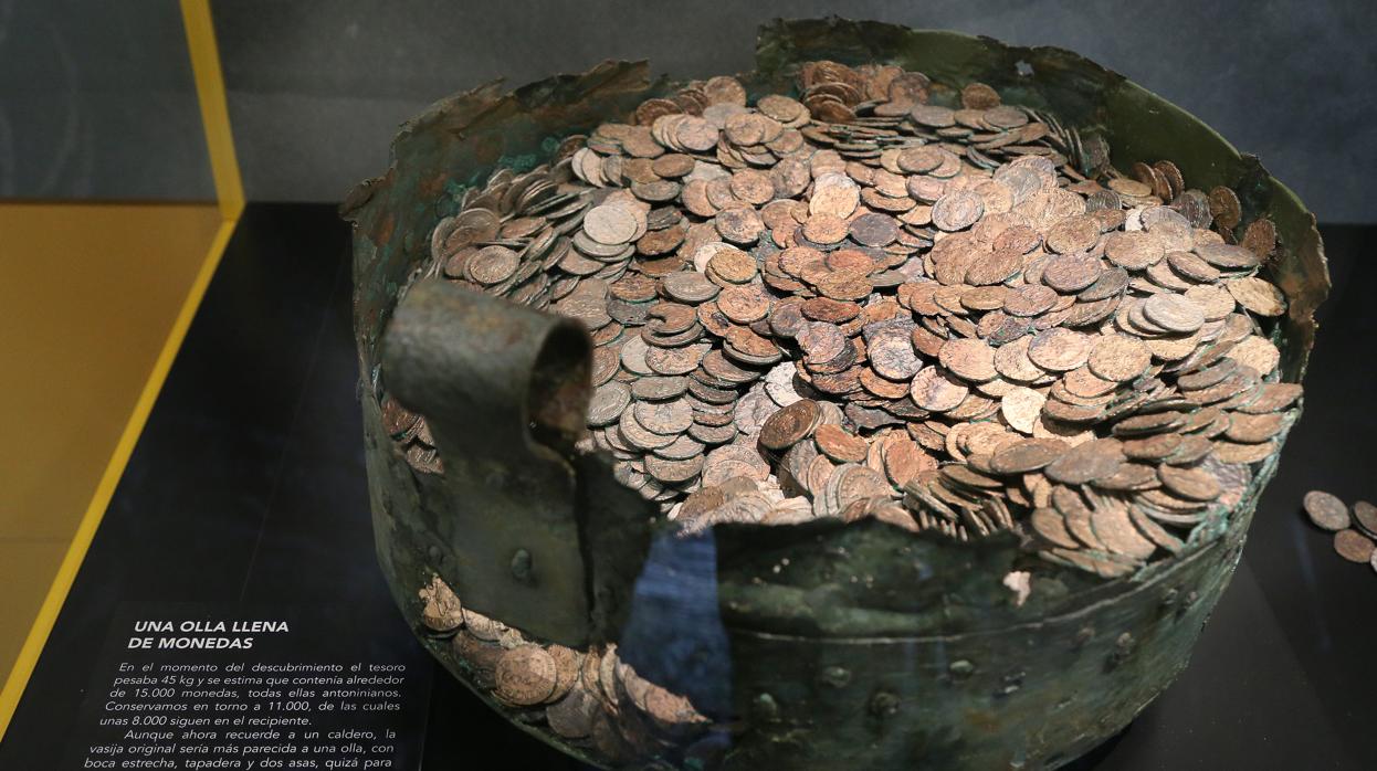 Un olla de bronce con más de 11.000 monedas romanas del siglo III encontrada en 1937 en un camino entre Valsadornin y Gramedo en el norte de la provincia de Palencia, y ahora expuesto en el Museo de Palencia