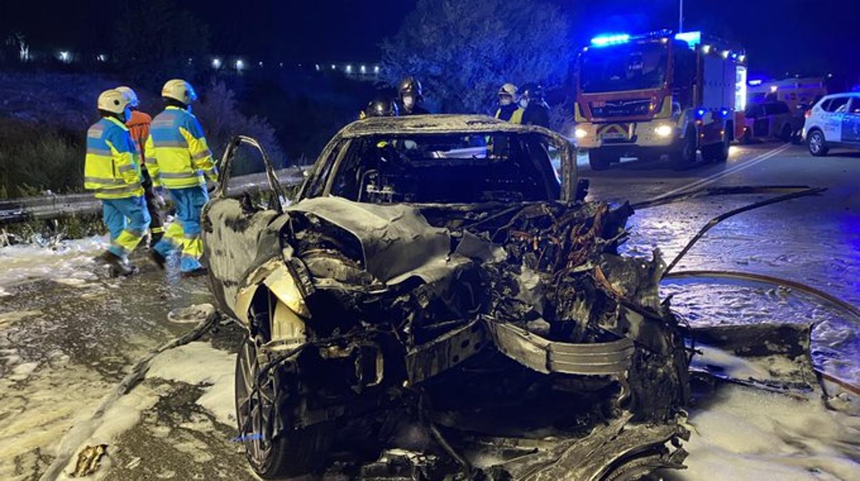 Los bomberos atienden el vehículo siniestrado en Daganzo