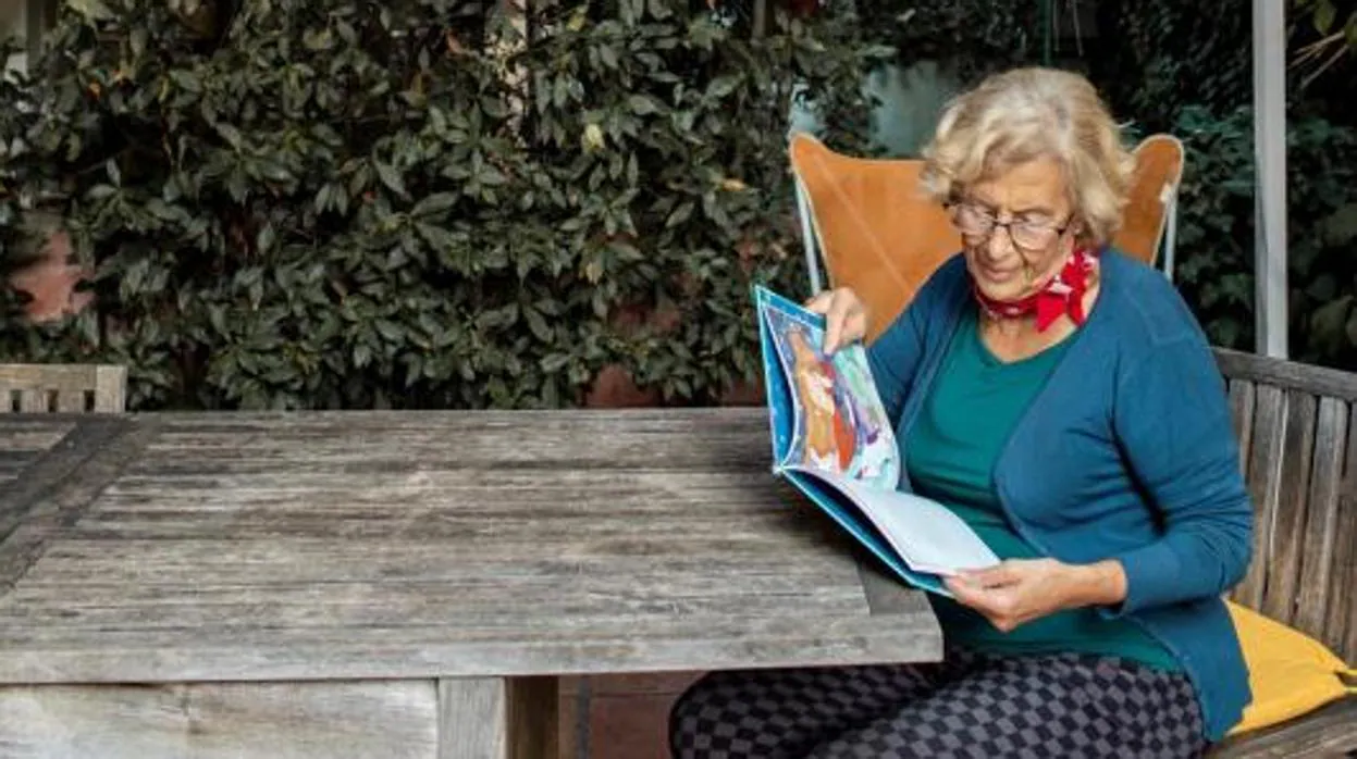 Manuela Carmena lee el libro de cuentos que acaba de publicar dedicado a su nieta