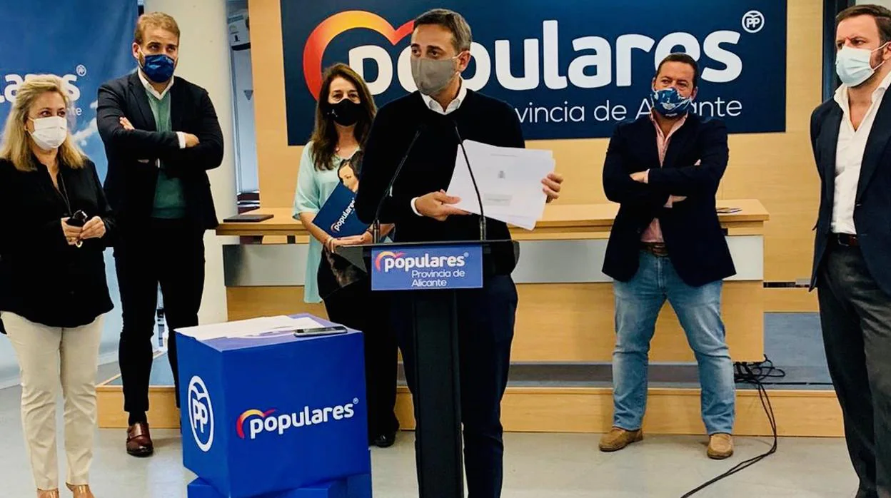 César Sánchez y otros representantes populares en la rueda de prensa ofrecida este lunes sobre los Presupuestos Generales del Estado en Alicante
