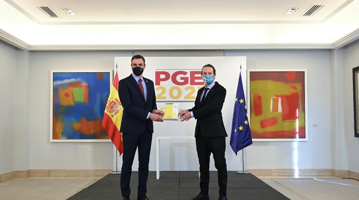 El presidente del gobierno, Pedro Sánchez (i), y el vicepresidente segundo y ministro de Derechos Sociales y Agenda 2030, Pablo Iglesias, durante la presentación de las claves de los Presupuestos Generales del Estado