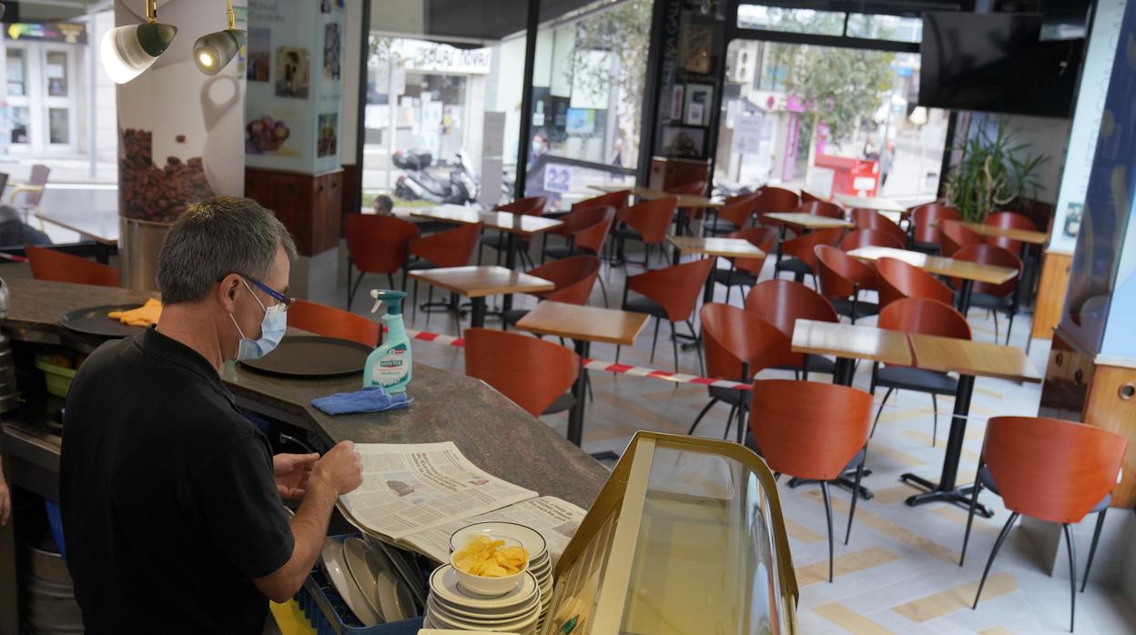 El interior de un bar de Santiago vacío ante las nuevas restricciones